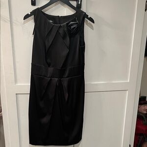 Indossare Black Midi Dress with Floral Accent